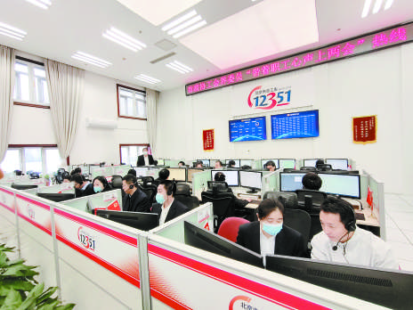 2023年12月，市政協工會界委員值守“12351”職工熱線，帶着職工心聲上兩會。