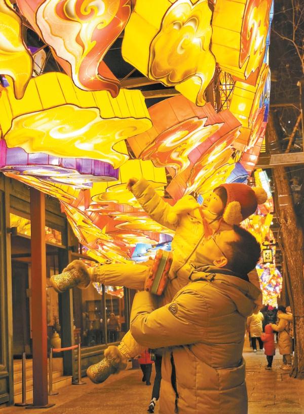 什剎海荷花市場的“蛟龍出海”將傳統綵燈藝術和現代科技光效結合，絢爛奪目，吸引游人駐足。