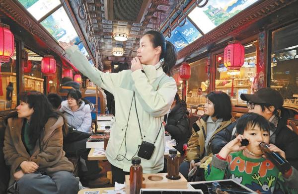 春節假期，北京旅游集散中心重新開通倣古鐺鐺車夜游觀光專線，游客一邊欣賞北京美麗璀璨的夜景，一邊品嘗老北京小吃，體驗別樣春節。