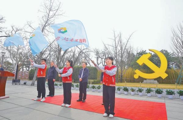 3月25日，進京“趕考”——紀念中共中央從西柏坡遷駐香山75周年圖片展在香山革命紀念館開幕。
