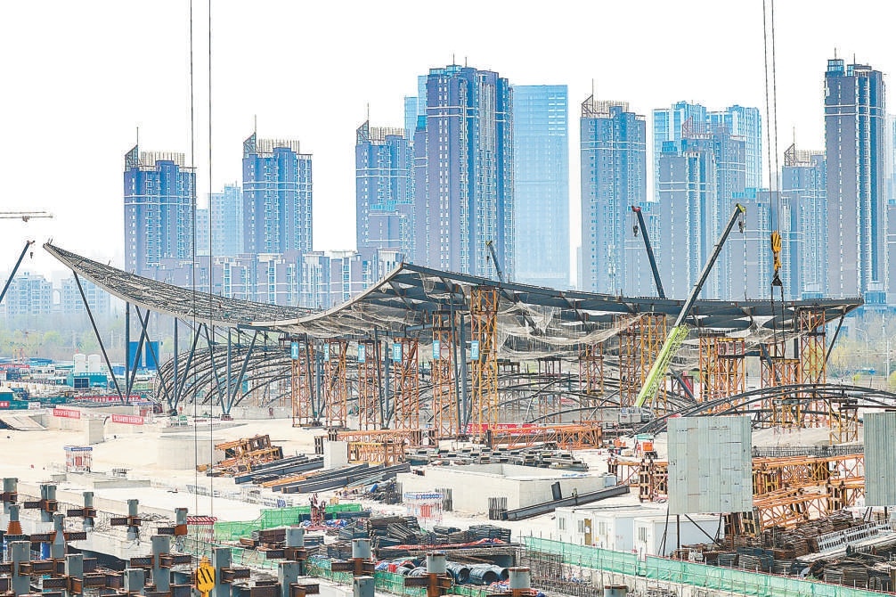  目前，北京城市副中心站樞紐“京帆”屋蓋鋼結構施工已完成2片，第3、4片鋼結構施工正在進行。