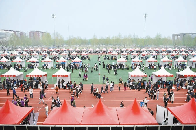 4月13日上午，2024年全國高招聯合諮詢會在北京建築大學舉辦，114所京內外高校為考生和家長提供“一站式”招生諮詢服務，現場除了高三考生家長，很多非應屆生也提前來摸底。