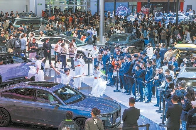 “五一”假期，北京車展熱度不減，不少市民游客將其作為假期游覽目的地。