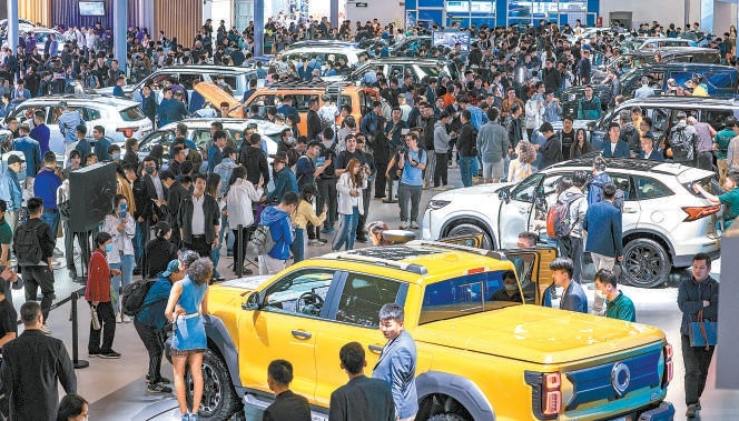 “五一”假期，北京車展熱度不減，不少市民游客將其作為假期游覽第一站。