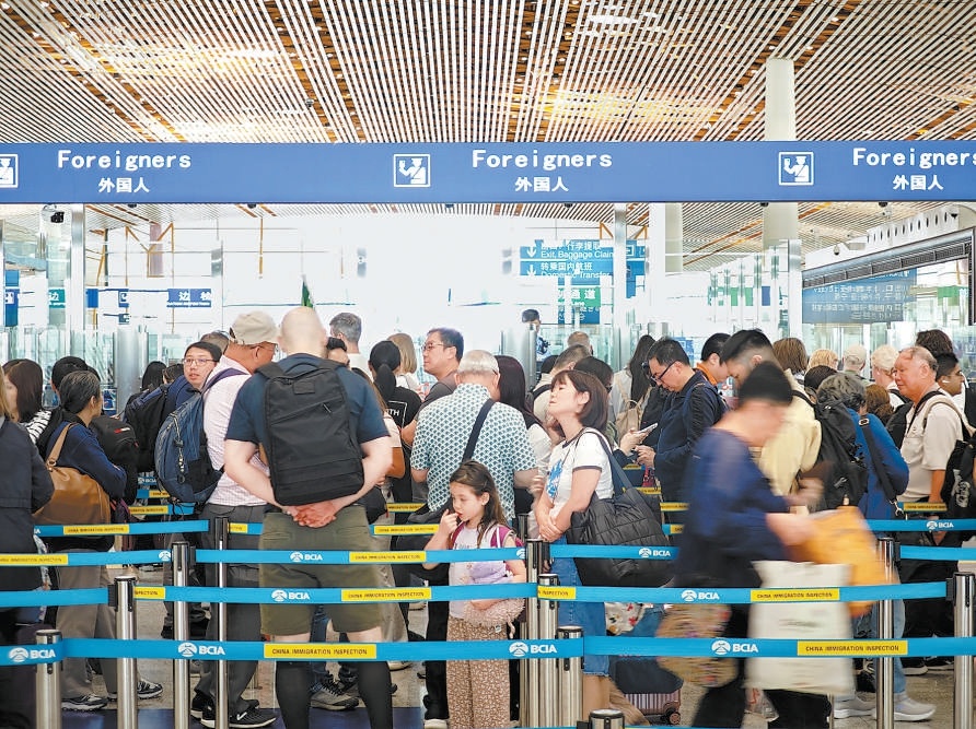 入境旅客在首都國際機場三號航廈邊檢入境現場候檢。