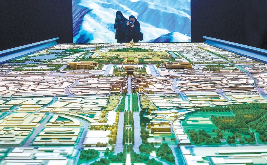 首都博物館“輝煌中軸”展廳內，十六米長的中軸線沙盤，配以立體投影技術，展現北京中軸線之壯美。