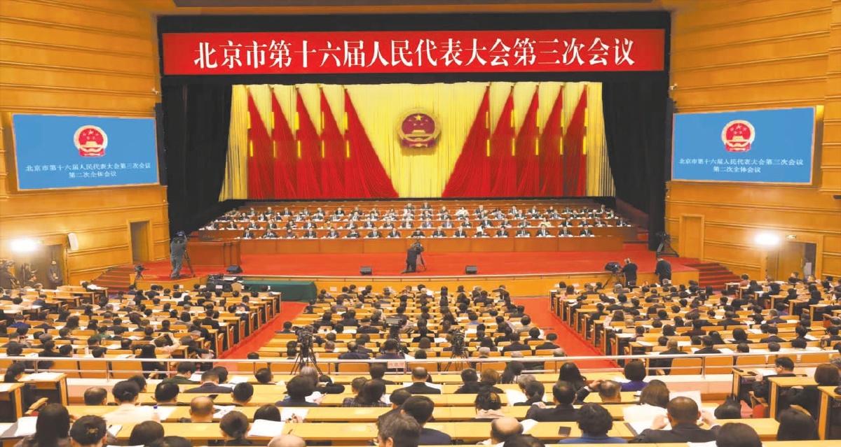 1月16日上午，市十六屆人大三次會議舉行第二次全體會議，代表們聽取市人大常委會工作報告。