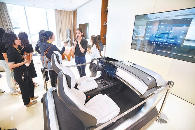 小米將汽車定義為“智慧移動空間”，構建以用戶為中心的萬物互聯閉環。