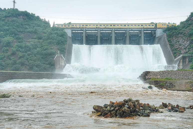 為應對後續來水，密雲水庫7月27日十五時啟動泄流，將水庫水位逐步降至汛限水位以下。圖為密雲水庫正在向潮河泄流。