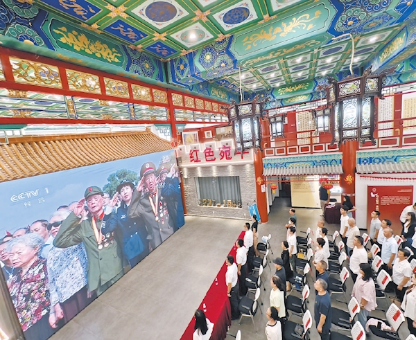 9月3日上午，50余名黨員幹部代表和居民代表齊聚宛平街道黨群服務中心，共同觀看九三閱兵直播。