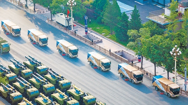 大會開始前，環衛集團“第零方陣”清掃長安街路面。