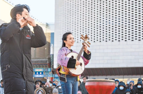 北京民族樂團在天橋市民廣場露天演出。