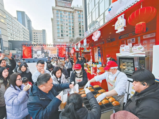 義利展臺的現烤麵包一爐34個，短短三五分鐘就被搶購一空。