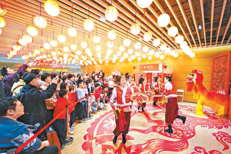 北京城市圖書館開設“春風馬蹄·集”春節非遺市集，人氣火爆。