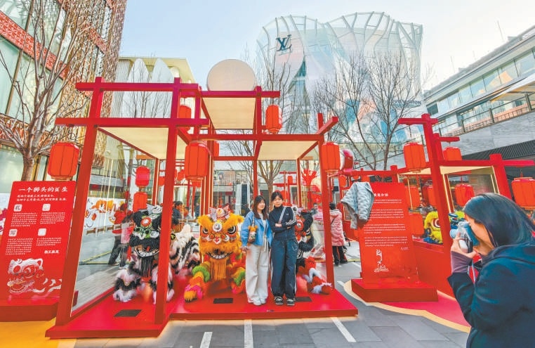 三里屯太古裏商圈推出“獅王入京”主題展，吸引眾多市民遊客前來觀賞拍照。