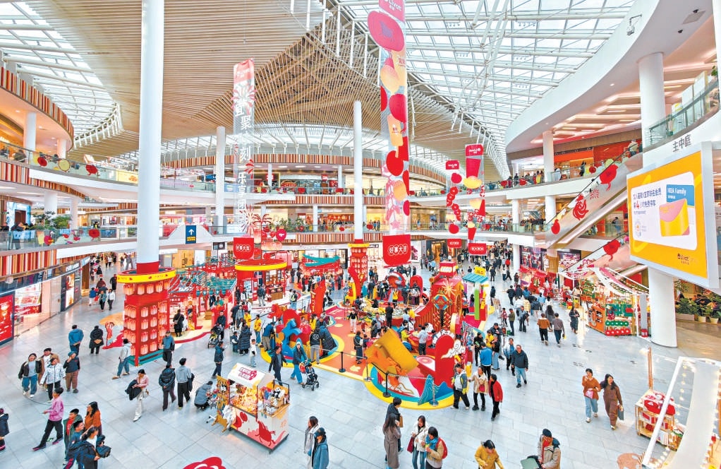在西紅門薈聚購物中心，紅火喜慶的中庭迎接八方來客。