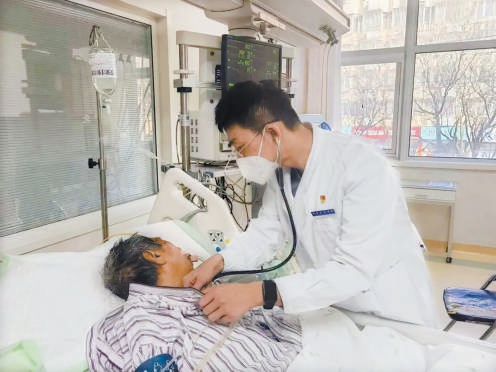 支德源為患者進行檢查。