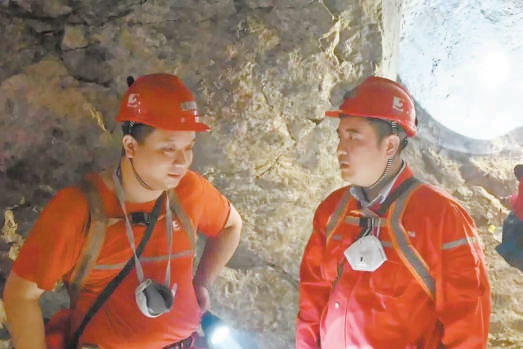 邱昆峰（右）在野外勘探。