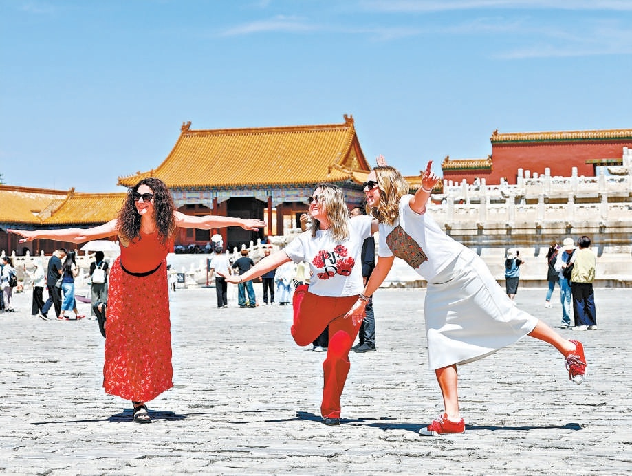 北京正在打造全球旅遊目的地和中國入境旅遊首選地，越來越多外國遊客來到這裡，深度體驗中式生活與文化的魅力。圖為外國遊客在故宮遊覽。