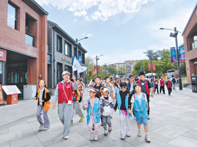 宣講員帶著孩子們行走在長辛店大街上。