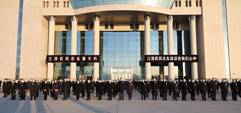 12月1日，江澤民同志的遺體從上海由專機敬移到達北京。習近平、李克強、栗戰書、汪洋、李強、趙樂際、王滬寧、韓正、丁薛祥、李希、王岐山等黨和國家領導同志到北京西郊機場迎靈。蔡奇等從上海護送江澤民同志遺體回到北京。