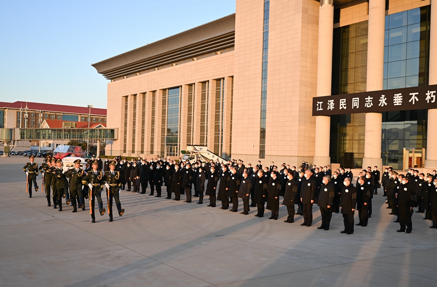 12月1日，江澤民同志的遺體從上海由專機敬移到達北京。習近平、李克強、栗戰書、汪洋、李強、趙樂際、王滬寧、韓正、丁薛祥、李希、王岐山等黨和國家領導同志到北京西郊機場迎靈。蔡奇等從上海護送江澤民同志遺體回到北京。