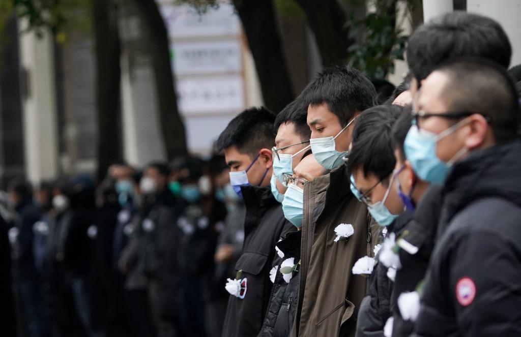 12月1日，江澤民同志的遺體從上海由專機敬移到達北京。這是上海各界群眾在沿途送行。