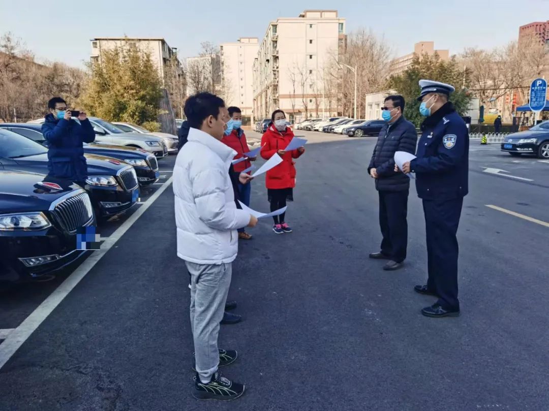 海淀學院路街道檢查“兩會代表、委員”用車並簽訂交通安全責任書