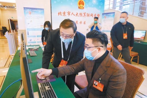 出席市十六屆人大一次會議的人大代表在大會預算聯網監督查詢區查詢。