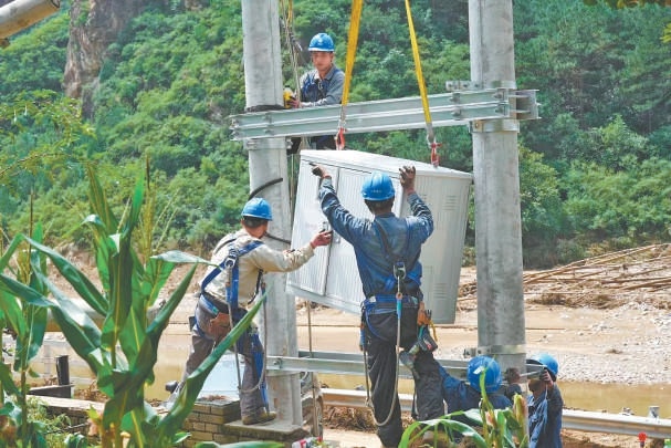 8月3日，國網北京門頭溝供電公司支援團隊在密雲區北莊鎮開展復電搶修。