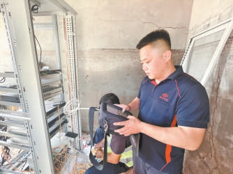段曉成測試有線電視機房信號。