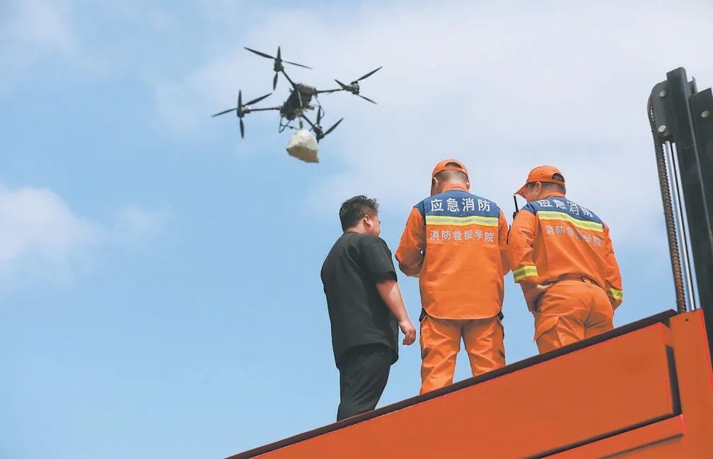 7月28日，在懷柔區琉璃廟鎮，無人機攜帶救援物資向受困點位進發。