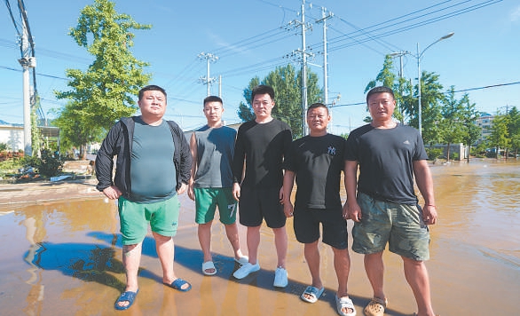 7月29日，王天宇等人回到救援現場。