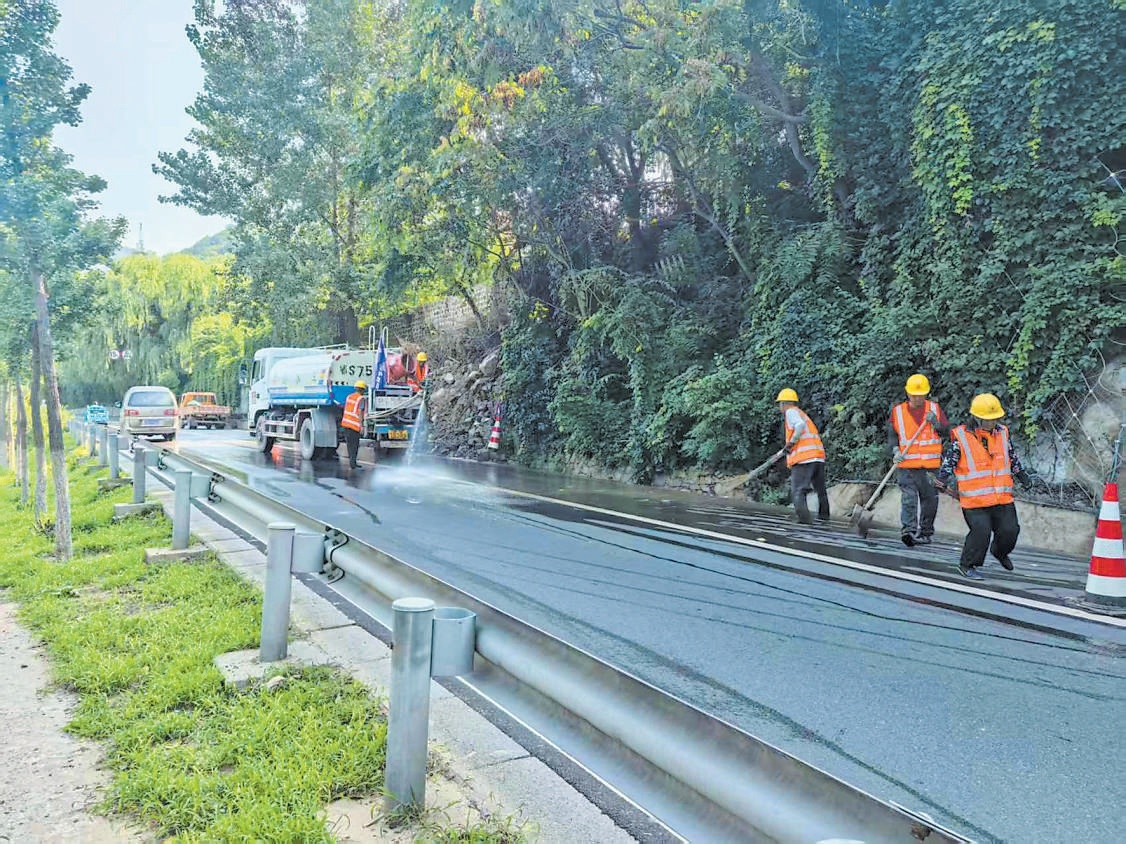 搶險人員正做通車前的路面沖洗。