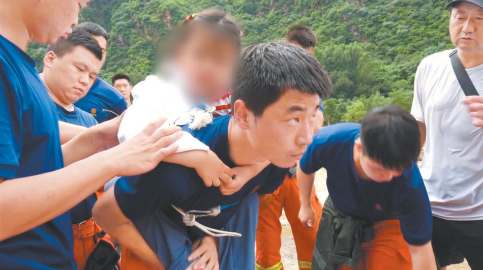 消防員遆俊龍正在執行救援任務。