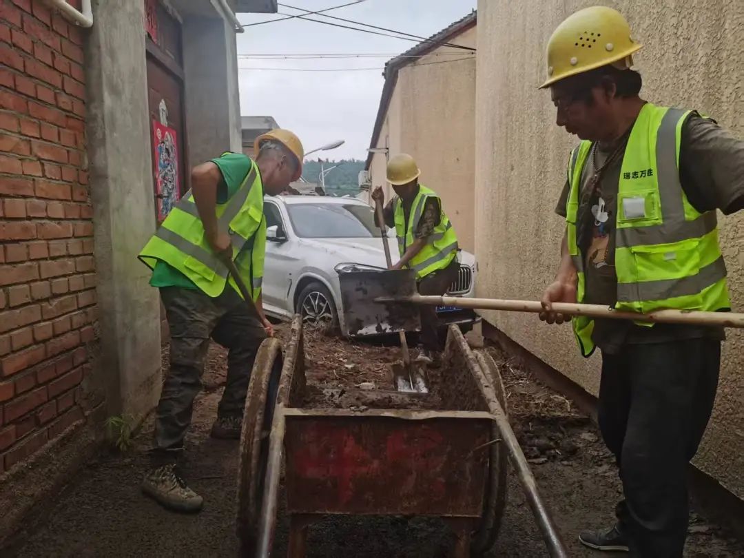 工人們正在對村內街道進行清淤。