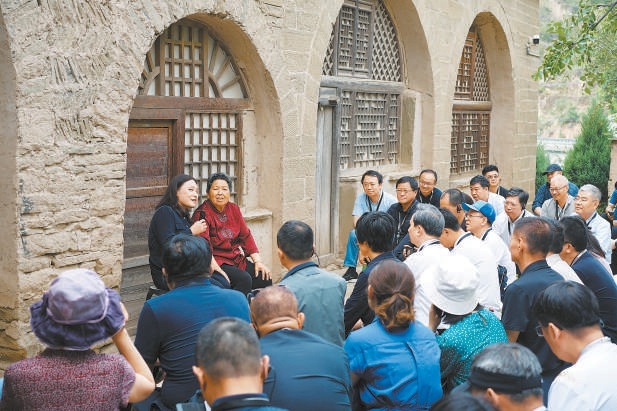 2024年，“不忘初心 接續奮鬥”北京市政協委員專題學習班在中國延安幹部學院舉辦。委員們來到延安梁家河村，聽當地村民講述習近平總書記在這裡度過的知青歲月。