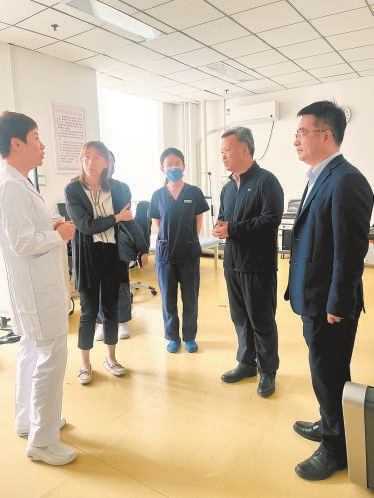 2024年4月26日上午，張金保（右二）等市人大代表來到朝陽區南磨房社區衛生服務中心蹲點調研。