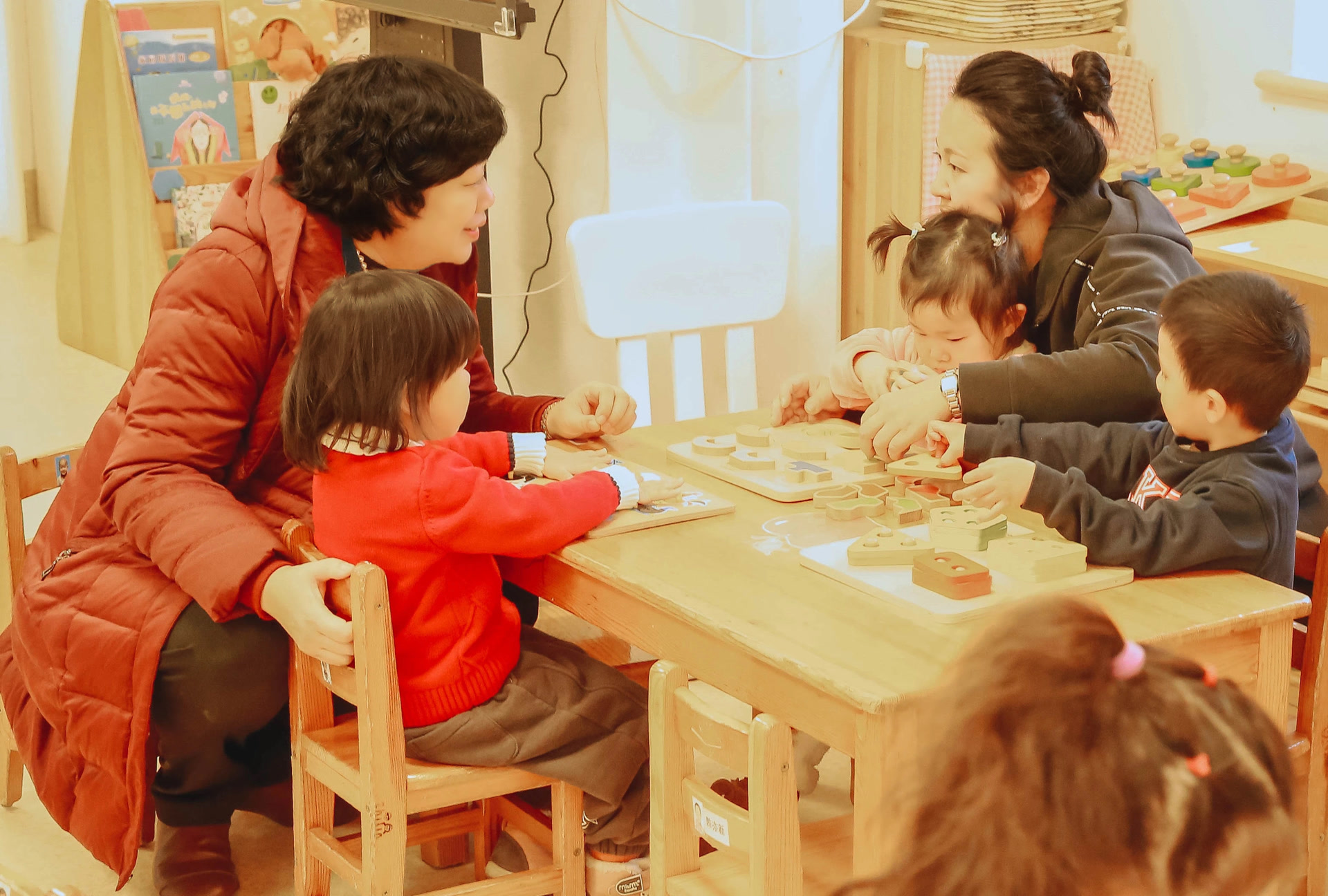洪秀敏（左一）調研幼兒園托班
