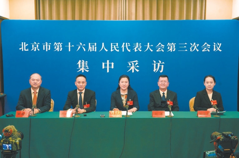 昨晚，在市十六屆人大三次會議第一場“履職新時代”集中採訪活動中，史欣悅、王紅梅、劉春、趙雲英代表（左二至左五）立足本職工作介紹履職情況。