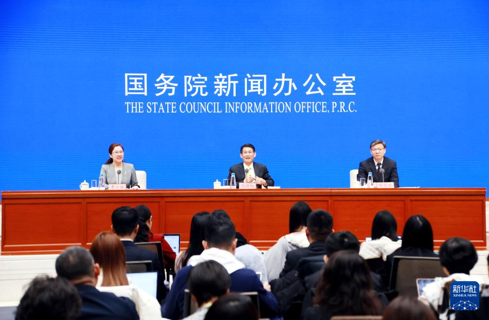 3月5日，國務院新聞辦公室在北京舉行舉行吹風會，《政府工作報告》起草組負責人、國務院研究室主任沈丹陽，《政府工作報告》起草組成員、國務院研究室副主任陳昌盛解讀《政府工作報告》，並答記者問。