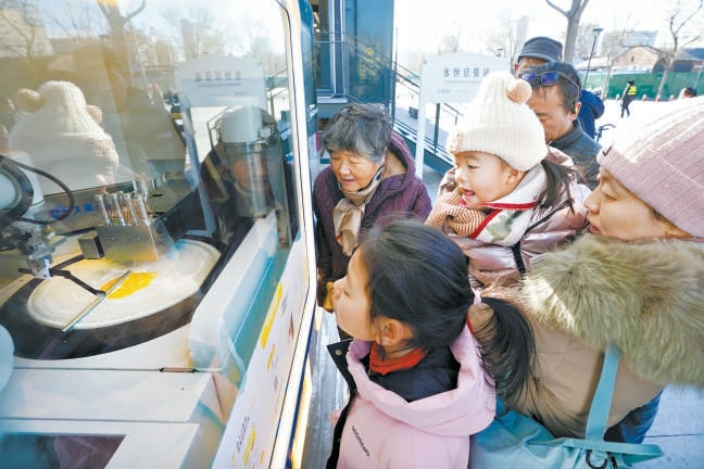“煎餅機器人”等AI應用常駐京張鐵路遺址公園，豐富市民游園生活。