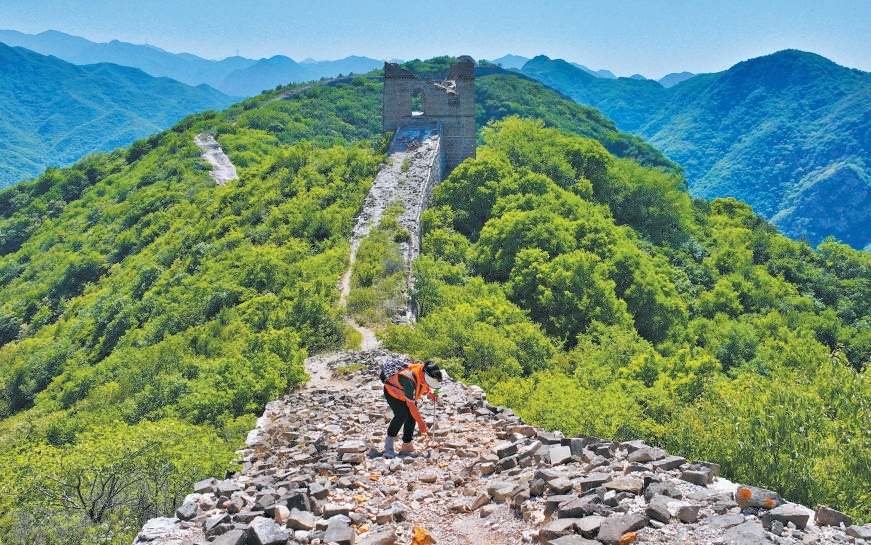長城保護員在石峽段長城開展日常巡護。