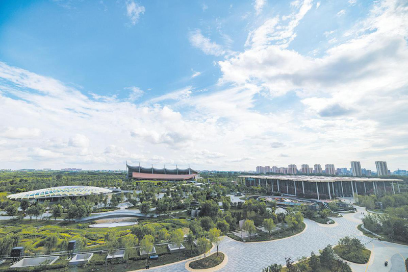 2025年7月20日，藍天下的北京城市圖書館（右）和北京大運河博物館（中）。