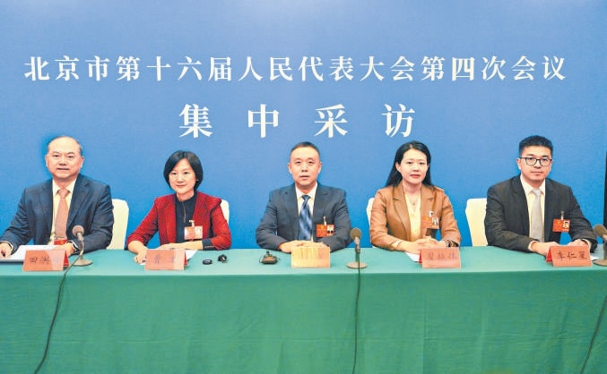 1月25日晚，市十六屆人大四次會議舉行“履職新時代”代表集中採訪活動。豐臺團代表曹君、石景山團代表柏群、延慶團代表翟艷偉、大興團代表李仁星分別介紹履職情況。