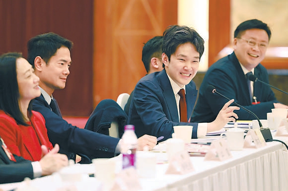 暢所欲言 1月25日下午，市領導與參加市政協十四屆四次會議的港澳委員座談，委員們暢所欲言，會場氣氛活躍熱烈。