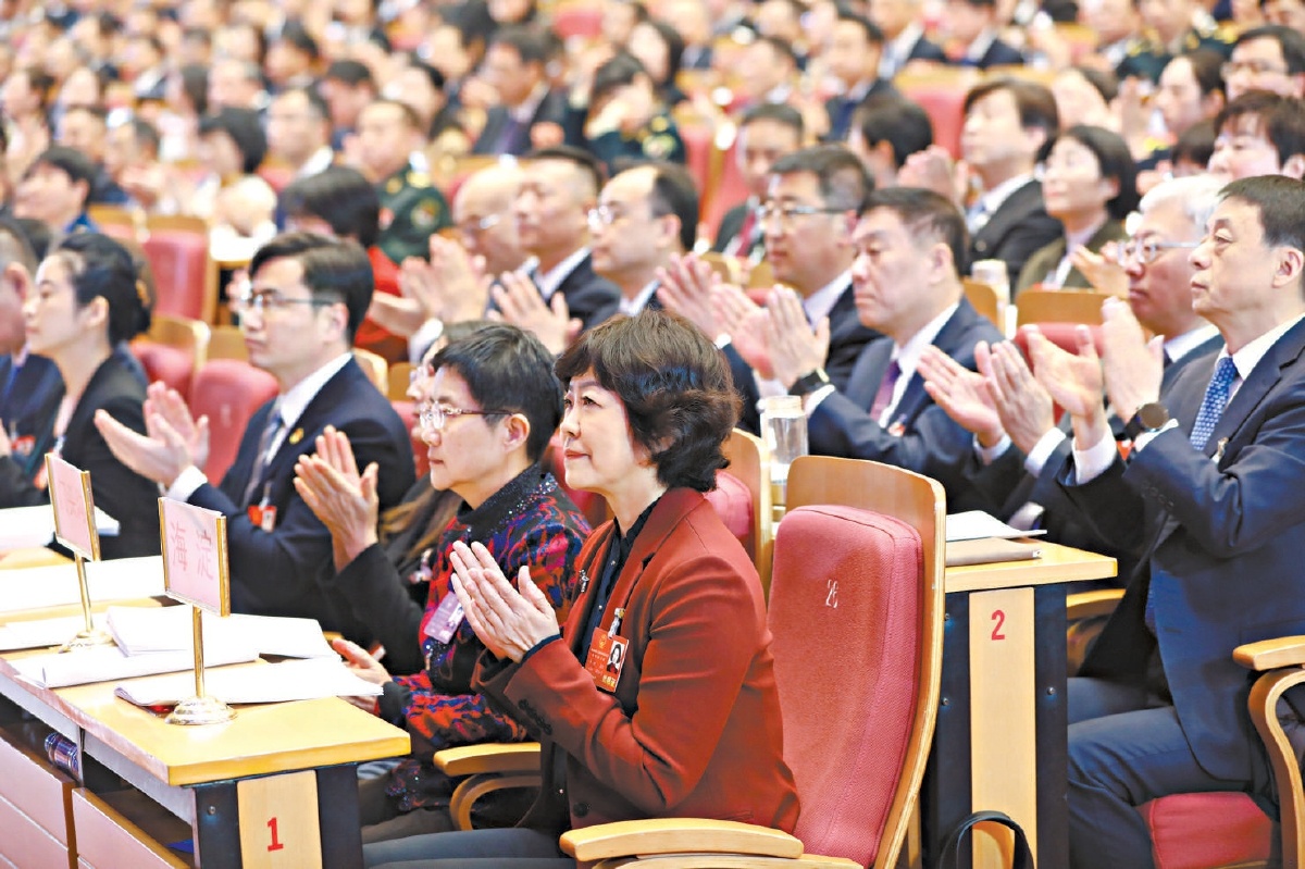 熱烈鼓掌 1月25日上午，在市十六屆人大四次會議開幕會上，政府工作報告中關於一年來改善民生方面取得的成就，得到了代表們的充分肯定。