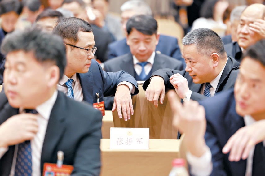 深入交流 1月24日，市政協十四屆四次會議舉行界別聯組會，兩名委員在會前相互交流。