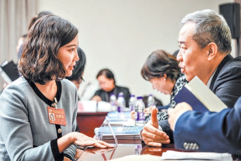 在市政府外辦諮詢臺，苗綠委員（左）進行諮詢。