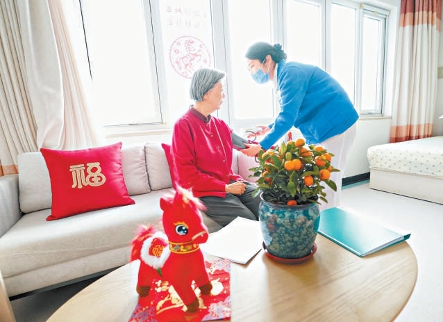 在銀齡老年公寓，工作人員正在為老人進行健康監測和日常巡診。